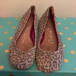 Toms grey leopard ballerina leather flats